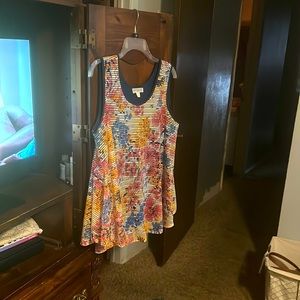 Tank top with flare hem and multi colors.